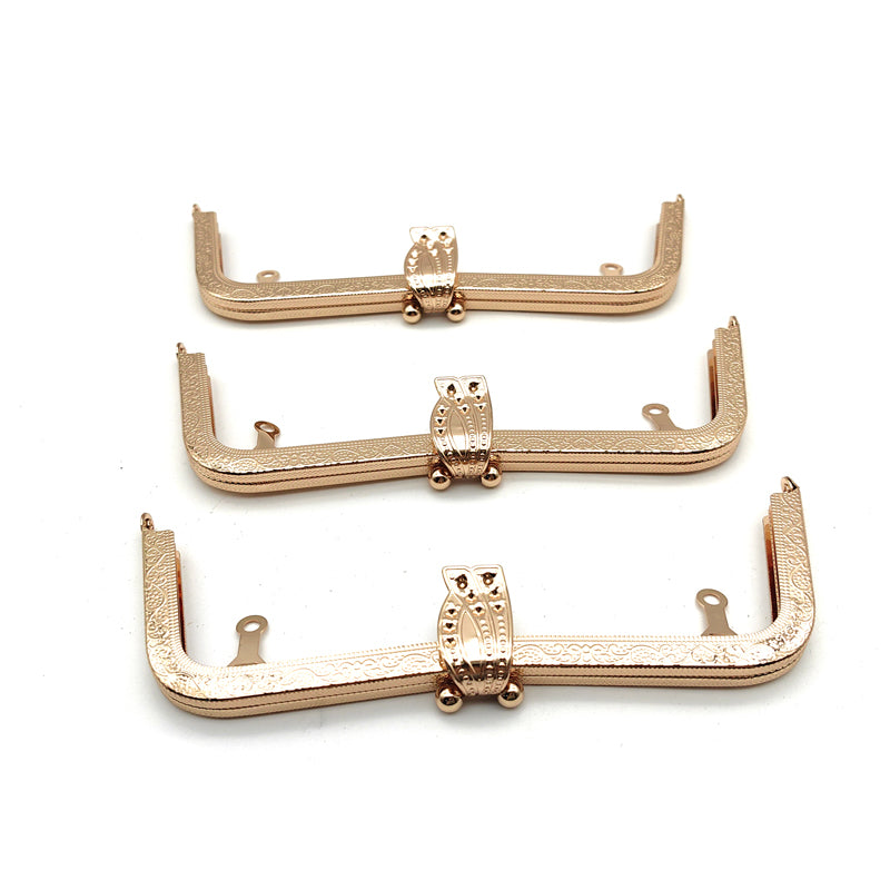 Special design flip cover clip lock embossing pattern light gold clutch bag metal frame 20.5cm